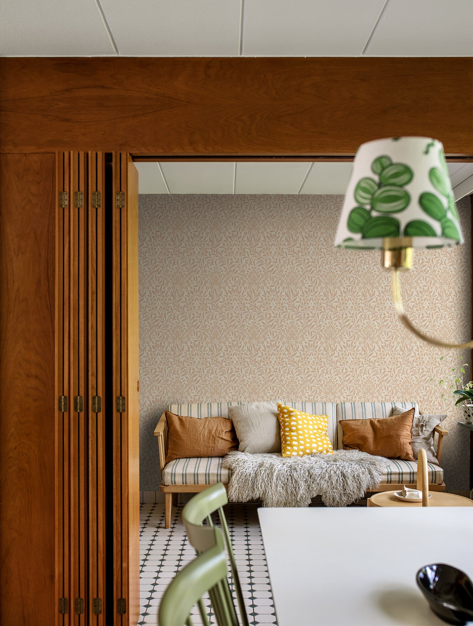 Kryddhyllan, beige tapet