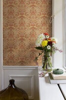 Öjvind, tapet i rött