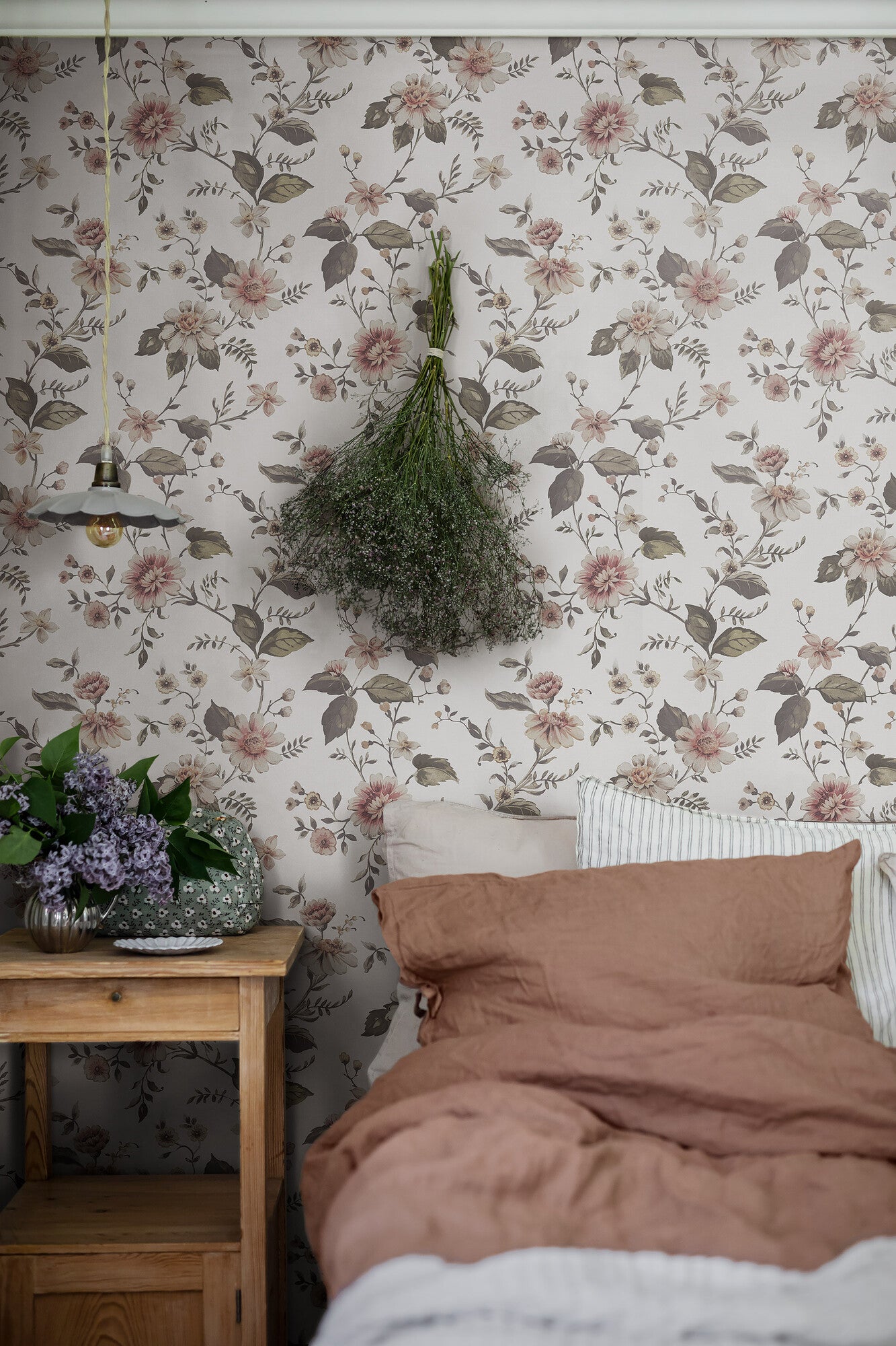 Marions Mural blommig med benvit botten